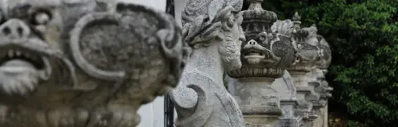 Am Schloss von Mikulov waren sehr phantasievolle Bildhauer am Werk, wie die Statuen ums Schloss herum zeigen.