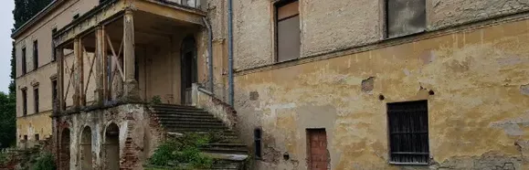 Verfallenes Schloss in Namen Hrušovany nad Jevišovkou / deutsch Grusbach