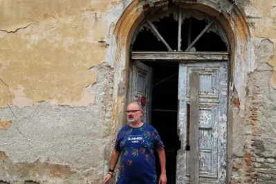 Ein Blick ins Innere des Schlosses lässt uns erschauern, unvorstellbar, dass diese Ruine wieder hergerichtet werden kann.