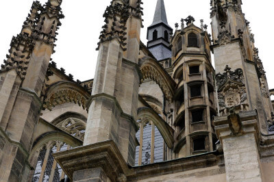 Detailaufnahme der gotischen mit Ornamenten versehenen Stützpfeiler an der St.-Barbara-Kathedrale