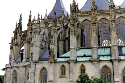 Blick von außen auf die gotische St.-Barbara-Kathedrale