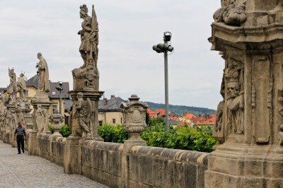 Gang um die St.-Barbara-Kathedrale mit mehreren Heiligenfiguren aus Stein