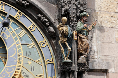 Detailaufnahme vom Altstädter Rathaus mit Skelett und Musikant neben Ziffernblatt der Uhr