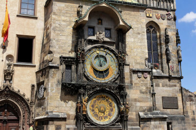 Uhrenturm mit zwei übereinander angeordneten Uhren am Altstädter Rathaus