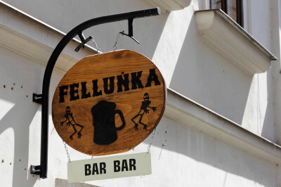 Schild hängt über einer Bar in Prag