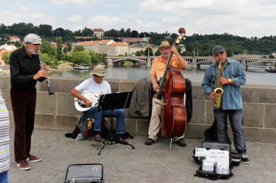 Dixilandband musiziert auf der Karlsbrücke