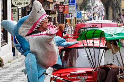 Mann im Kostüm eines Haifisches in den Straßen von Prag