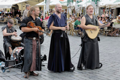 Drei in mittelalterliche Tracht gekleidete Musikanten