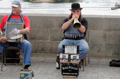 Zwei Musiker auf der Karlsbrücke