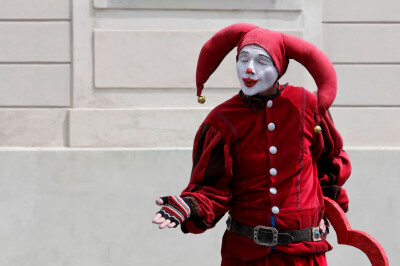 Pantomime als roter Harlekin in Prag