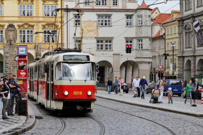 Straßenbahn in rot weiß lackiert steht an einer Haltestelle in Prags