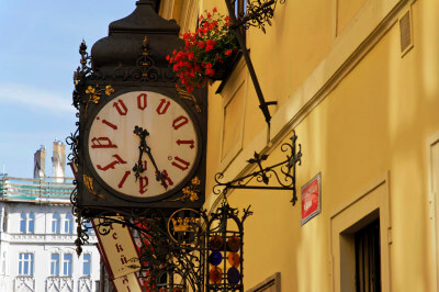 Eine Uhr an der Außenfassade der ältesten Brauerei Prags, das U Fleku