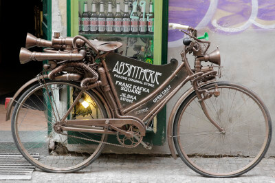 Fahrrad umgebaut als Werbung für Absinth