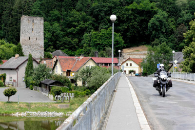 Motorrad fährt über die Brücke der Sazava