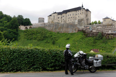 Blick über Motorrad und Fahrerin auf die Burg Český Šternberk