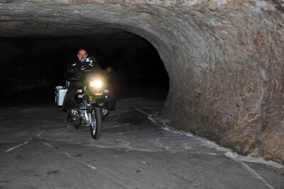 Motorrad fährt durch die Bikerhöhle Pekelné Doly