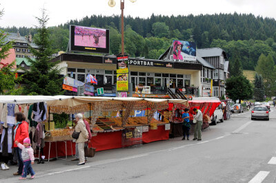 Marktstände entlang der Hauptstraße in Špindlerův Mlýn