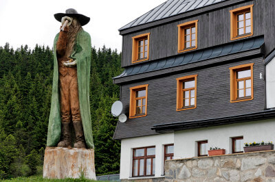 Holzfigur des Rübezahl vor der Berghütte Moravska Bouda