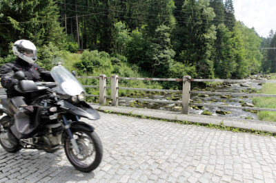 Motorrad auf Brücke über die Vydra