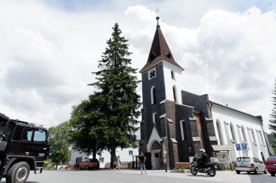 Blick auf die Holzkirche von Kvilda