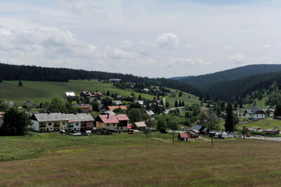 Blick über die Landschaft mit Wiesen und Wald im Böhmerwald