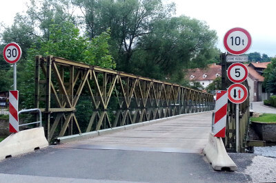 Brücke über die Moldau und ein Weg nach Cesky Krumlov