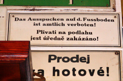 Schild mit Verboten in einer Bar in Ceský Krumlov
