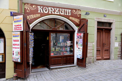 Kleiner Einkaufsladen mit braunen Türen in Ceský Krumlov