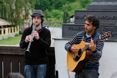 Musiker stehen auf Brücke in Ceský Krumlov