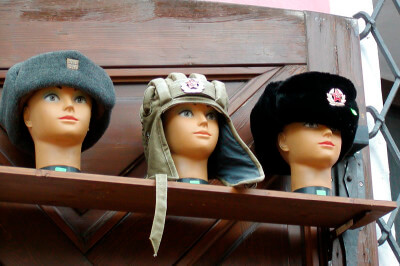 Drei Puppenköpfe mit Fellmützen als Souvenir zu kaufen