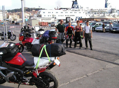 Personen bei der Verabschiedung im Hafen von Ancone bei den Fähren
