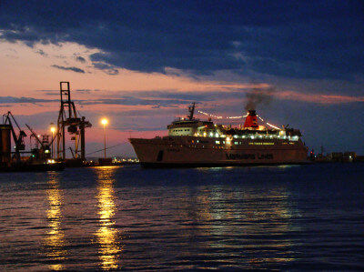 Schiff abends im Hafen von Ancona