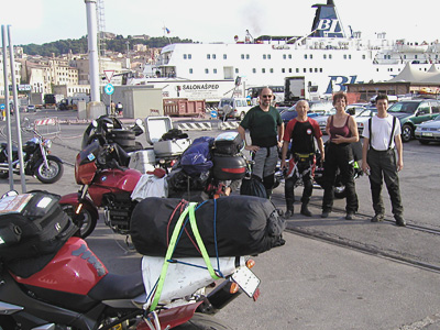 Mehrere Personen und Motorräder im Hafen von Ancona