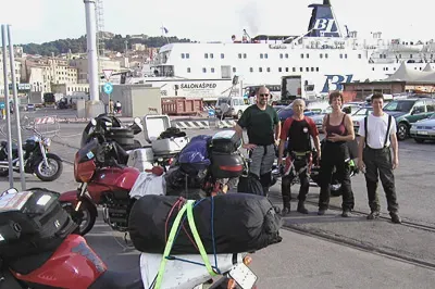 Fährhafen Ancona Mehrere Personen und Motorräder im Hafen von Ancona