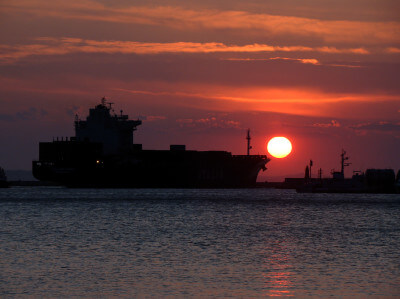Großes Schiff liegt in der Abendstimmung im Hafen von Ancona