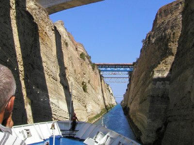 Schiff bei der Durchfahrt Kanal von Korinth