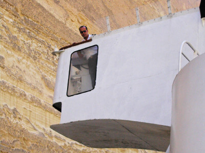 Kapitän kontrolliert den Abstand zum Fels bei der Durchfahrt durch den Kanal von Korinth