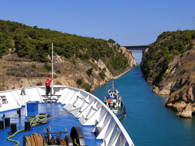 Schiff fährt durch den Kanal von Korinth