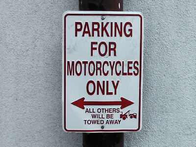 Schild mit Aufschrift parken nur für Motorräder