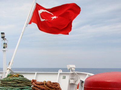 Türkische Fahne weht auf der Fähre bei der Überfahrt
