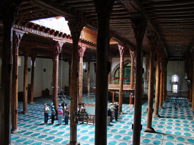 Im durch Holzsäulen getragenen Gebetsraum der Esrefoglu-Moschee