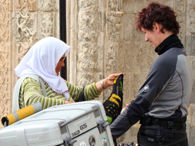 Frau möchte Motorradfahrerin ein Kopftuch für die Esrefoglu-Moschee verkaufen