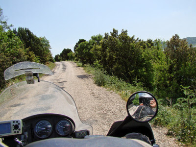 Motorrad fährt auf einer schlechten Straße am Beysehir-See