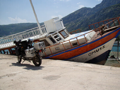 Im Hafen von Egirdir liegt ein halb versunkenes Boot vor Anker