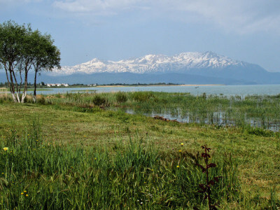 Blick über den Beysehir-See und im Hintergrund ein schneebedeckter Berg