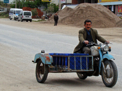 Türkisches Motorrad mit Beiwagen zum Transport