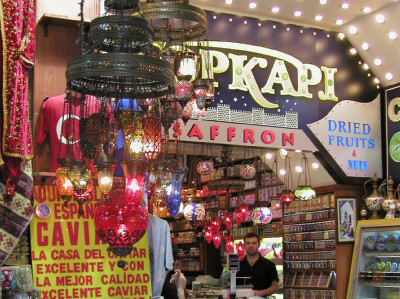 Blick auf ein Geschäft mit CDs im großen Basar in Istanbul