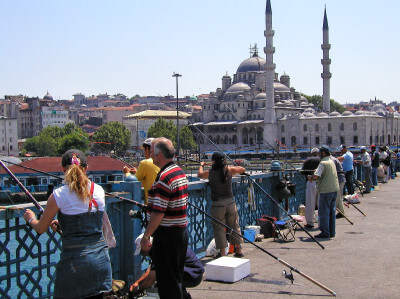 Angler stehen auf der Galata-Brücke in Istanbul