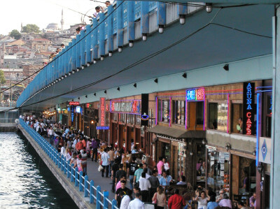 Blick auf die untere Etage mit Restaurants der Galata-Brücke