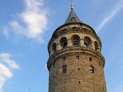 Die obere Spitze mit Fenstern in Rundbögen vom Galata-Turm